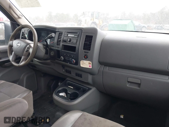 2017 Nissan NV Cargo SV z VIN 1N6BF0LY1HN803470, wystawiony jako IAAI lot #41729980 z przebiegiem 93 919 mil mil oraz . Historia ofert i sprzedaży dostępna na DreamBid. Obrazek 5.