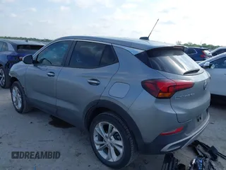 2023 Buick Encore GX Preferred z VIN KL4MMCSL5PB154372, wystawiony jako IAAI lot #42039929 z przebiegiem 38 473 mil mil oraz . Historia ofert i sprzedaży dostępna na DreamBid. Obrazek 3.