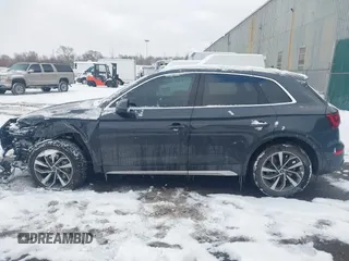 2021 Audi Q5 Premium with VIN WA1AAAFY1M2101881, listed as a IAAI auction lot 41399547 with 33,277 mi miles. Bid and sale history available at carsss.com. Image 14.