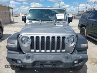 2021 Jeep Wrangler Unlimited Freedom z VIN 1C4HJXDN2MW544730, wystawiony jako IAAI lot #42624402 z przebiegiem 60 993 mil mil oraz . Historia ofert i sprzedaży dostępna na DreamBid. Obrazek 6.