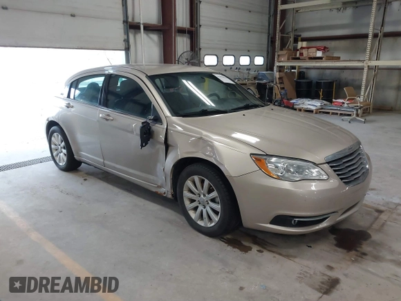 2014 Chrysler 200 Touring z VIN 1C3CCBBBXEN231601, wystawiony jako IAAI lot #41853990 z przebiegiem 169 411 mil mil oraz . Historia ofert i sprzedaży dostępna na DreamBid. Obrazek 1.