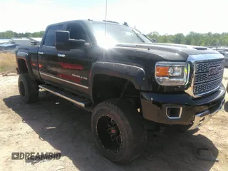 2018 GMC Sierra 2500HD Denali z VIN 1GT12UEY0JF123557, wystawiony jako IAAI lot #42059791 z przebiegiem Nie podano mil oraz . Historia ofert i sprzedaży dostępna na DreamBid. Obrazek 1.