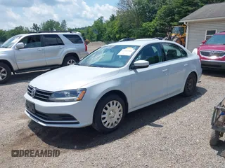 2017 Volkswagen Jetta S z VIN 3VW2B7AJ8HM242804, wystawiony jako IAAI lot #42595566 z przebiegiem 96 551 mil mil oraz . Historia ofert i sprzedaży dostępna na DreamBid. Obrazek 2.
