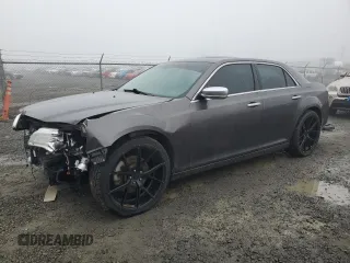 2014 Chrysler 300 C John Varvatos Luxury Edition z VIN 2C3CCAJT6EH273308, wystawiony jako Copart lot #46245255 z przebiegiem 153 820 mil mil oraz Szkoda całkowita • Salvage title. Historia ofert i sprzedaży dostępna na DreamBid. Obrazek 1.