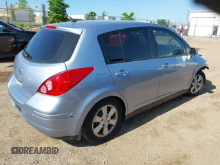 2009 Nissan Versa S z VIN 3N1BC13E29L404742, wystawiony jako IAAI lot #42394095 z przebiegiem 183 334 mil mil oraz . Historia ofert i sprzedaży dostępna na DreamBid. Obrazek 4.