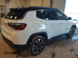 2024 Jeep Compass Limited with VIN 3C4NJDCN2RT593278, listed as a IAAI auction lot 41196538 with 6,304 mi miles and . Bid and sale history available at carsss.com. Image 4.