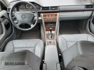 1994 Mercedes-Benz 400 E z VIN WDBEA34E8RC051086, wystawiony jako Copart lot #57184065 z przebiegiem 123 536 mil mil oraz Tytuł czysty. Historia ofert i sprzedaży dostępna na DreamBid. Obrazek 8.