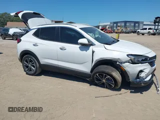 2020 Buick Encore GX Select z VIN KL4MMDS23LB117991, wystawiony jako IAAI lot #42076624 z przebiegiem 27 217 mil mil oraz . Historia ofert i sprzedaży dostępna na DreamBid. Obrazek 1.