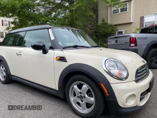 2011 MINI Clubman z VIN WMWZF3C52BTX82234, wystawiony jako Copart lot #58248805 z przebiegiem 130 135 mil mil oraz Szkody całkowita. Historia ofert i sprzedaży dostępna na DreamBid. Obrazek 1.