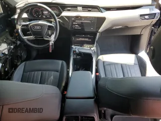 2022 Audi e-tron Premium Plus z VIN WA1LAAGE8NB019712, wystawiony jako Copart lot #57022545 z przebiegiem 27 718 mil mil oraz Szkody całkowita. Historia ofert i sprzedaży dostępna na DreamBid. Obrazek 8.