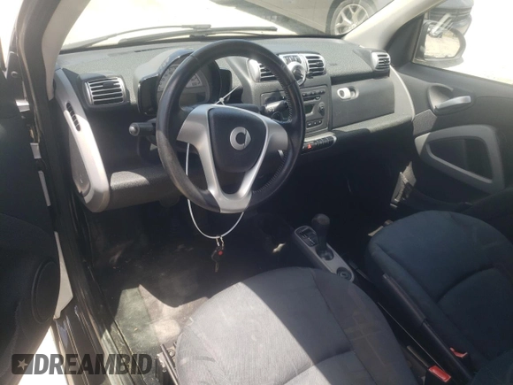 2010 Smart fortwo Pure z VIN WMEEJ3BA4AK342214, wystawiony jako Copart lot #62726614 z przebiegiem 110 472 mil mil oraz Szkoda całkowita • Salvage title. Historia ofert i sprzedaży dostępna na DreamBid. Obrazek 8.
