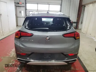 2021 Buick Encore GX Essence z VIN KL4MMGSL3MB170153, wystawiony jako Copart lot #52774345 z przebiegiem 81 292 mil mil oraz Szkoda całkowita • Salvage title. Historia ofert i sprzedaży dostępna na DreamBid. Obrazek 6.