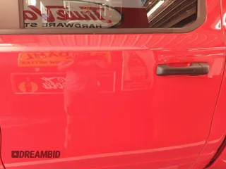 2023 Ram 1500 Big Horn z VIN 1C6RRFFG9PN561001, wystawiony jako IAAI lot #42575762 z przebiegiem 42 164 mil mil oraz . Historia ofert i sprzedaży dostępna na DreamBid. Obrazek 9.