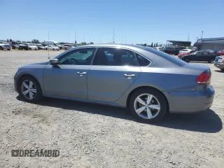 2013 Volkswagen Passat SE z VIN 1VWBP7A32DC036067, wystawiony jako Copart lot #57707025 z przebiegiem 168 751 mil mil oraz Szkoda całkowita • Salvage title. Historia ofert i sprzedaży dostępna na DreamBid. Obrazek 2.