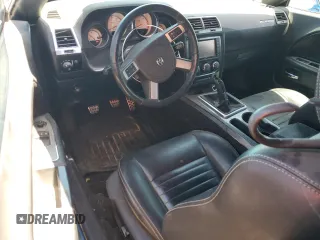 2010 Dodge Challenger R/T Classic z VIN 2B3CJ5DT3AH130736, wystawiony jako Copart lot #53947775 z przebiegiem 113 884 mil mil oraz Szkoda całkowita • Salvage title. Historia ofert i sprzedaży dostępna na DreamBid. Obrazek 8.