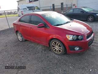 2012 Chevrolet Sonic LT z VIN 1G1JC5SH1C4136428, wystawiony jako IAAI lot #42455526 z przebiegiem 135 666 mil mil oraz . Historia ofert i sprzedaży dostępna na DreamBid. Obrazek 1.