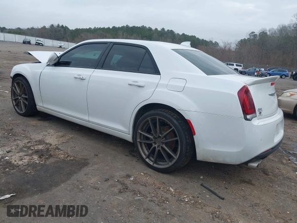 2016 Chrysler 300 S z VIN 2C3CCAGG5GH270347, wystawiony jako IAAI lot #41487152 z przebiegiem 104 041 mil mil oraz . Historia ofert i sprzedaży dostępna na DreamBid. Obrazek 3.