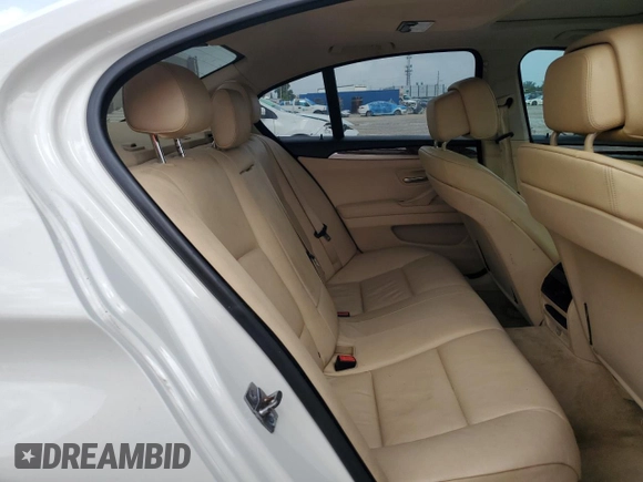 2012 BMW 5 Series 528i z VIN WBAXG5C53CDW85359, wystawiony jako Copart lot #59535145 z przebiegiem 172 104 mil mil oraz Czysty tytuł • Clean title. Historia ofert i sprzedaży dostępna na DreamBid. Obrazek 10.