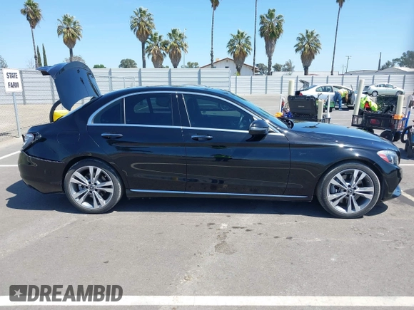 2018 Mercedes-Benz C 300 z VIN 55SWF4JB9JU250869, wystawiony jako IAAI lot #41990855 z przebiegiem 54 938 mil mil oraz . Historia ofert i sprzedaży dostępna na DreamBid. Obrazek 13.