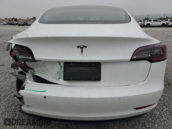 2021 Tesla Model 3 Standard Range Plus z VIN 5YJ3E1EAXMF065760, wystawiony jako Copart lot #54235345 z przebiegiem 54 413 mil mil oraz Szkoda całkowita • Salvage title. Historia ofert i sprzedaży dostępna na DreamBid. Obrazek 6.