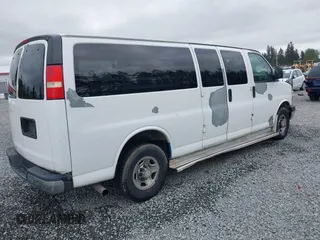 2007 Chevrolet Express Passenger z VIN 1GAHG39U671193189, wystawiony jako IAAI lot #42245925 z przebiegiem 234 555 mil mil oraz . Historia ofert i sprzedaży dostępna na DreamBid. Obrazek 4.