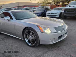 2004 Cadillac XLR z VIN 1G6YV34A945601816, wystawiony jako Copart lot #50757205 z przebiegiem 182 078 mil mil oraz Tytuł czysty. Historia ofert i sprzedaży dostępna na DreamBid. Obrazek 1.