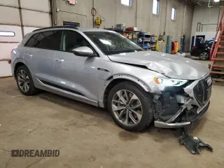 2021 Audi e-tron Premium Plus z VIN WA1LAAGE8MB015982, wystawiony jako Copart lot #47356315 z przebiegiem 43 618 mil mil oraz Nie do naprawy • Non repairable. Historia ofert i sprzedaży dostępna na DreamBid. Obrazek 4.