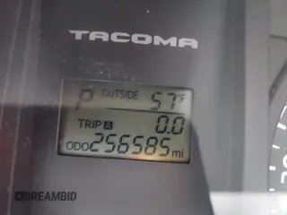 2017 Toyota Tacoma SR z VIN 5TFRX5GN5HX078049, wystawiony jako IAAI lot #42063533 z przebiegiem 256 585 mil mil oraz . Historia ofert i sprzedaży dostępna na DreamBid. Obrazek 15.