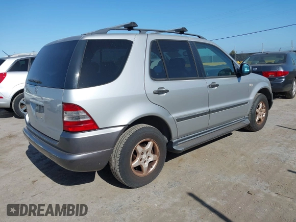 1999 Mercedes-Benz M 320/430/500 z VIN 4JGAB54E6XA144914, wystawiony jako IAAI lot #42072406 z przebiegiem 125 901 mil mil oraz . Historia ofert i sprzedaży dostępna na DreamBid. Obrazek 4.