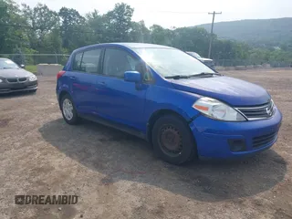 2011 Nissan Versa S z VIN 3N1BC1CP0BL395790, wystawiony jako IAAI lot #42477284 z przebiegiem 270 145 mil mil oraz . Historia ofert i sprzedaży dostępna na DreamBid. Obrazek 1.