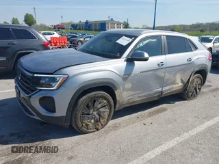 2024 Volkswagen Atlas SE z VIN 1V2KE2CA3RC243791, wystawiony jako IAAI lot #42037645 z przebiegiem 24 932 mil mil oraz . Historia ofert i sprzedaży dostępna na DreamBid. Obrazek 2.