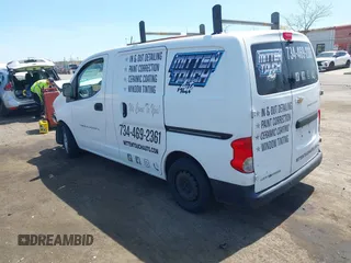 2015 Chevrolet City Express Cargo LT z VIN 3N63M0ZN8FK715445, wystawiony jako IAAI lot #42128008 z przebiegiem 130 773 mil mil oraz . Historia ofert i sprzedaży dostępna na DreamBid. Obrazek 3.