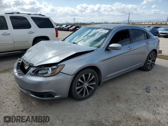 2014 Chrysler 200 Touring z VIN 1C3CCBBGXEN150223, wystawiony jako Copart lot #55494215 z przebiegiem 178 750 mil mil oraz Szkody całkowita. Historia ofert i sprzedaży dostępna na DreamBid. Obrazek 1.