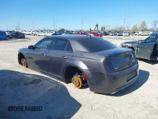 2016 Chrysler 300 S z VIN 2C3CCAGG8GH191481, wystawiony jako IAAI lot #41908050 z przebiegiem 174 575 mil mil oraz . Historia ofert i sprzedaży dostępna na DreamBid. Obrazek 3.