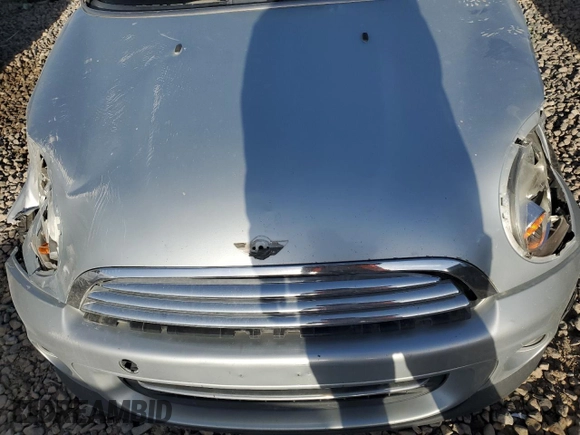 2011 MINI Hardtop z VIN WMWSU3C52BT094502, wystawiony jako Copart lot #56579965 z przebiegiem Nie podano mil oraz Szkoda całkowita • Salvage title. Historia ofert i sprzedaży dostępna na DreamBid. Obrazek 11.