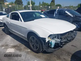2011 Ford Mustang V6 z VIN 1ZVBP8AM5B5125809, wystawiony jako IAAI lot #42310229 z przebiegiem 47 088 mil mil oraz . Historia ofert i sprzedaży dostępna na DreamBid. Obrazek 1.