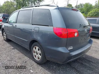 2007 Toyota Sienna CE z VIN 5TDZK23C77S060464, wystawiony jako IAAI lot #42343357 z przebiegiem 225 500 mil mil oraz . Historia ofert i sprzedaży dostępna na DreamBid. Obrazek 3.