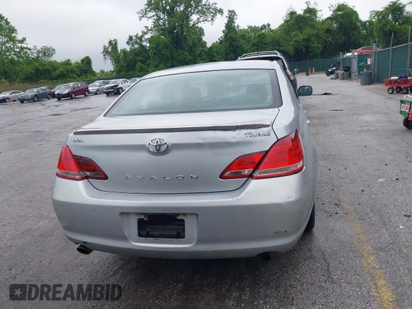 2007 Toyota Avalon XL z VIN 4T1BK36BX7U177246, wystawiony jako IAAI lot #42264311 z przebiegiem 183 324 mil mil oraz . Historia ofert i sprzedaży dostępna na DreamBid. Obrazek 17.