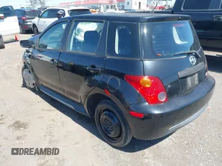 2005 Scion xA z VIN JTKKT624750107422, wystawiony jako IAAI lot #41857139 z przebiegiem 132 746 mil mil oraz . Historia ofert i sprzedaży dostępna na DreamBid. Obrazek 3.