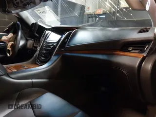 2017 Cadillac Escalade Luxury z VIN 1GYS4BKJXHR357489, wystawiony jako IAAI lot #39243523 z przebiegiem 60 265 mil mil oraz . Historia ofert i sprzedaży dostępna na DreamBid. Obrazek 5.