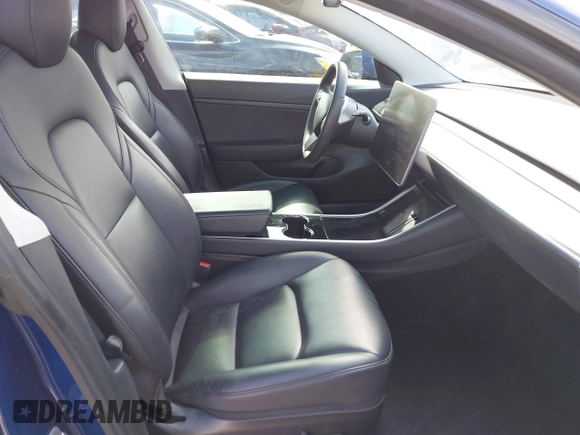 2020 Tesla Model 3 Standard Range Plus z VIN 5YJ3E1EA5LF708885, wystawiony jako IAAI lot #42172952 z przebiegiem 58 882 mil mil oraz . Historia ofert i sprzedaży dostępna na DreamBid. Obrazek 5.