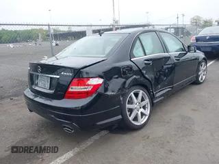 2014 Mercedes-Benz C 300 Sport z VIN WDDGF8AB6EA946106, wystawiony jako IAAI lot #42189757 z przebiegiem 69 050 mil mil oraz . Historia ofert i sprzedaży dostępna na DreamBid. Obrazek 4.