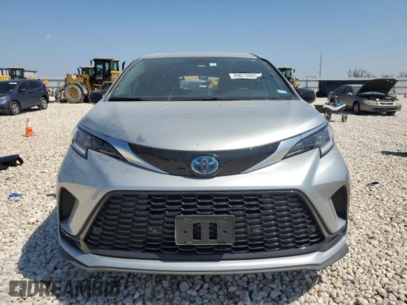 2024 Toyota Sienna XSE with VIN 5TDXRKEC0RS205640, listed as a Copart auction lot 49013925 with 4,340 mi miles and Salvage Title. Bid and sale history available at carsss.com. Image 5.