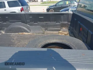 1999 Ford F-250 z VIN 1FTPF28W2XNB25385, wystawiony jako IAAI lot #42768047 z przebiegiem Nie podano mil oraz . Historia ofert i sprzedaży dostępna na DreamBid. Obrazek 8.