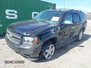 2014 Chevrolet Tahoe LT z VIN 1GNSCBE02ER181908, wystawiony jako IAAI lot #41628601 z przebiegiem 189 151 mil mil oraz . Historia ofert i sprzedaży dostępna na DreamBid. Obrazek 2.
