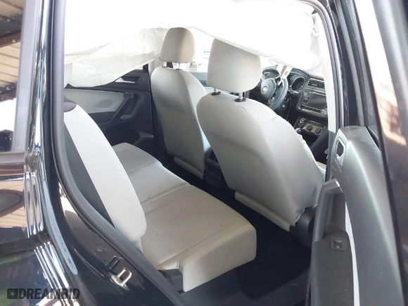 2021 Volkswagen Tiguan S with VIN 3VV1B7AX2MM055220, listed as a IAAI auction lot 41970381 with 30,433 mi miles. Bid and sale history available at carsss.com. Image 8.