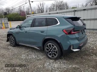 2023 BMW X1 xDrive28i z VIN WBX73EF08P5Y22376, wystawiony jako Copart lot #51129255 z przebiegiem 3601 mil mil oraz Szkody całkowita. Historia ofert i sprzedaży dostępna na DreamBid. Obrazek 2.