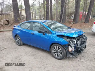2023 Nissan Versa S z VIN 3N1CN8DV0PL819481, wystawiony jako IAAI lot #41951087 z przebiegiem 24 530 mil mil oraz . Historia ofert i sprzedaży dostępna na DreamBid. Obrazek 1.