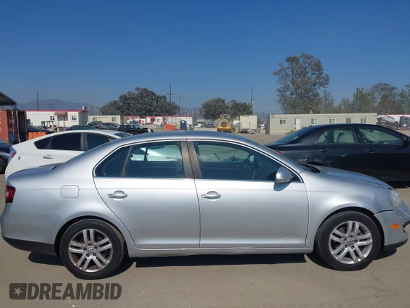 2008 Volkswagen Jetta SE z VIN 3VWRM71KX8M191212, wystawiony jako IAAI lot #42660632 z przebiegiem 198 459 mil mil oraz . Historia ofert i sprzedaży dostępna na DreamBid. Obrazek 13.