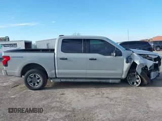 2023 Ford F-150 Lightning Pro z VIN 1FTVW1EL4PWG59817, wystawiony jako IAAI lot #41243052 z przebiegiem 9 859 mil mil oraz . Historia ofert i sprzedaży dostępna na DreamBid. Obrazek 13.
